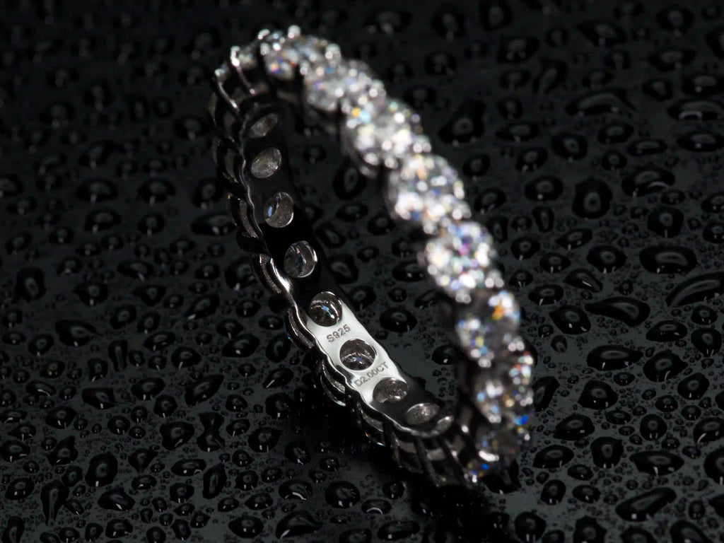 925 Silber Stempel auf Moissanite Eternity Ring als Echtheitsnachweis, Makro Detailaufnahme, echte Fotos ohne KI