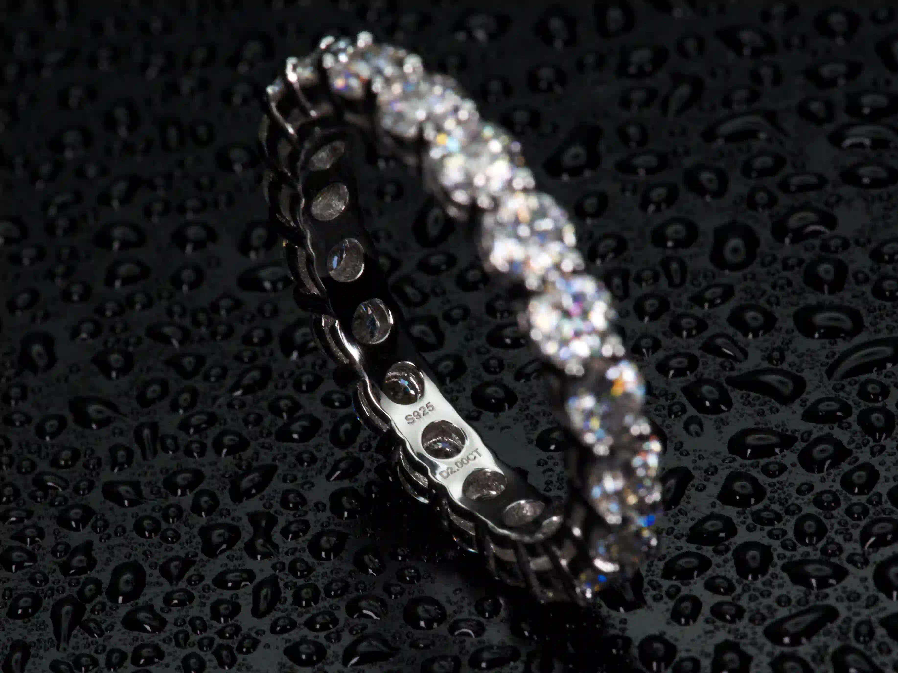 925 Silber Stempel auf Moissanite Eternity Ring als Echtheitsnachweis, Makro Detailaufnahme, echte Fotos ohne KI