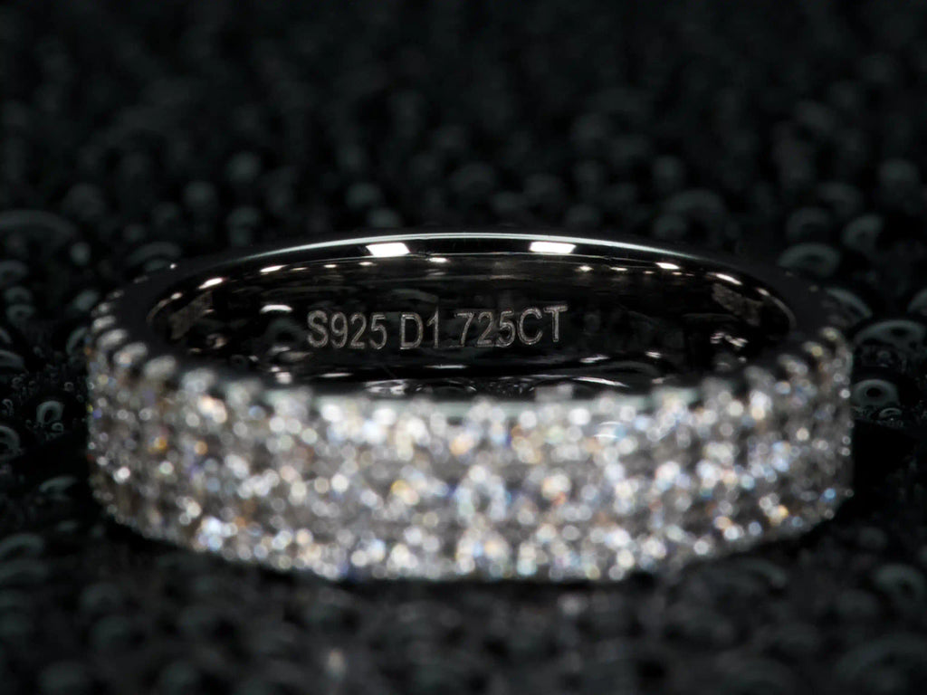 925 Silber Stempel auf Moissanite Eternity Ring als Echtheitsnachweis, Makro Detailaufnahme, echte Fotos ohne KI