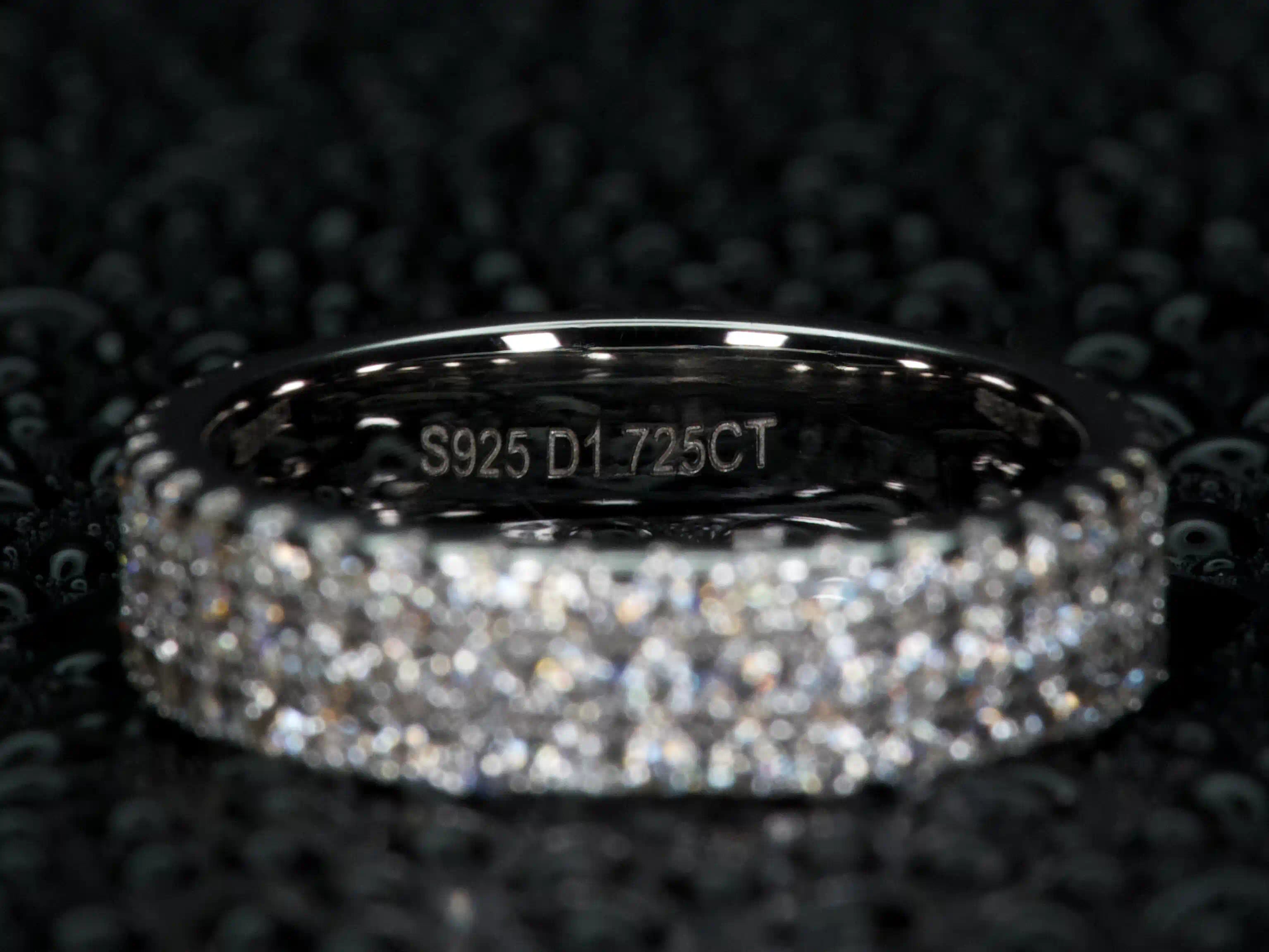 925 Silber Stempel auf Moissanite Eternity Ring als Echtheitsnachweis, Makro Detailaufnahme, echte Fotos ohne KI