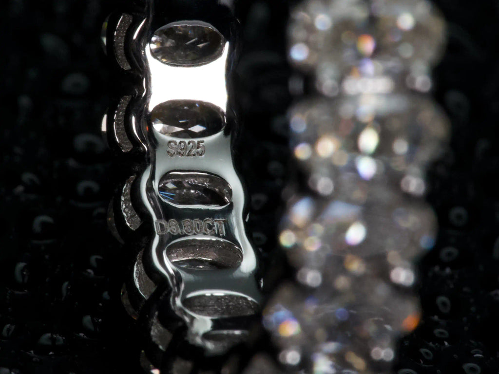 925 Silber Stempel auf ovalem Moissanite Eternity Ring als Echtheitsnachweis, Makro Detailaufnahme, echte Fotos ohne KI