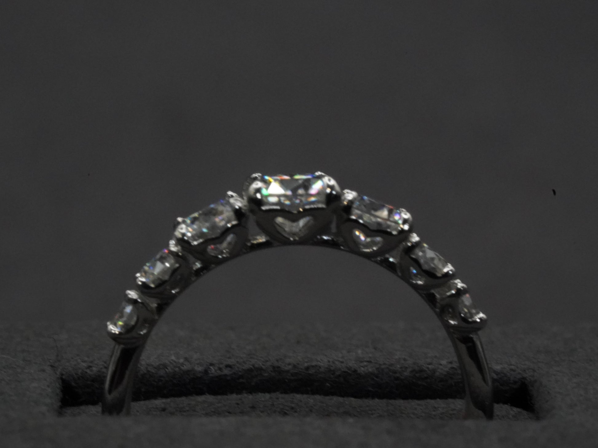 im ring sind seitlich herze verstäckt wodurch er perfect für Verlobungen oder Hochzeiten ist und dennoch günstig