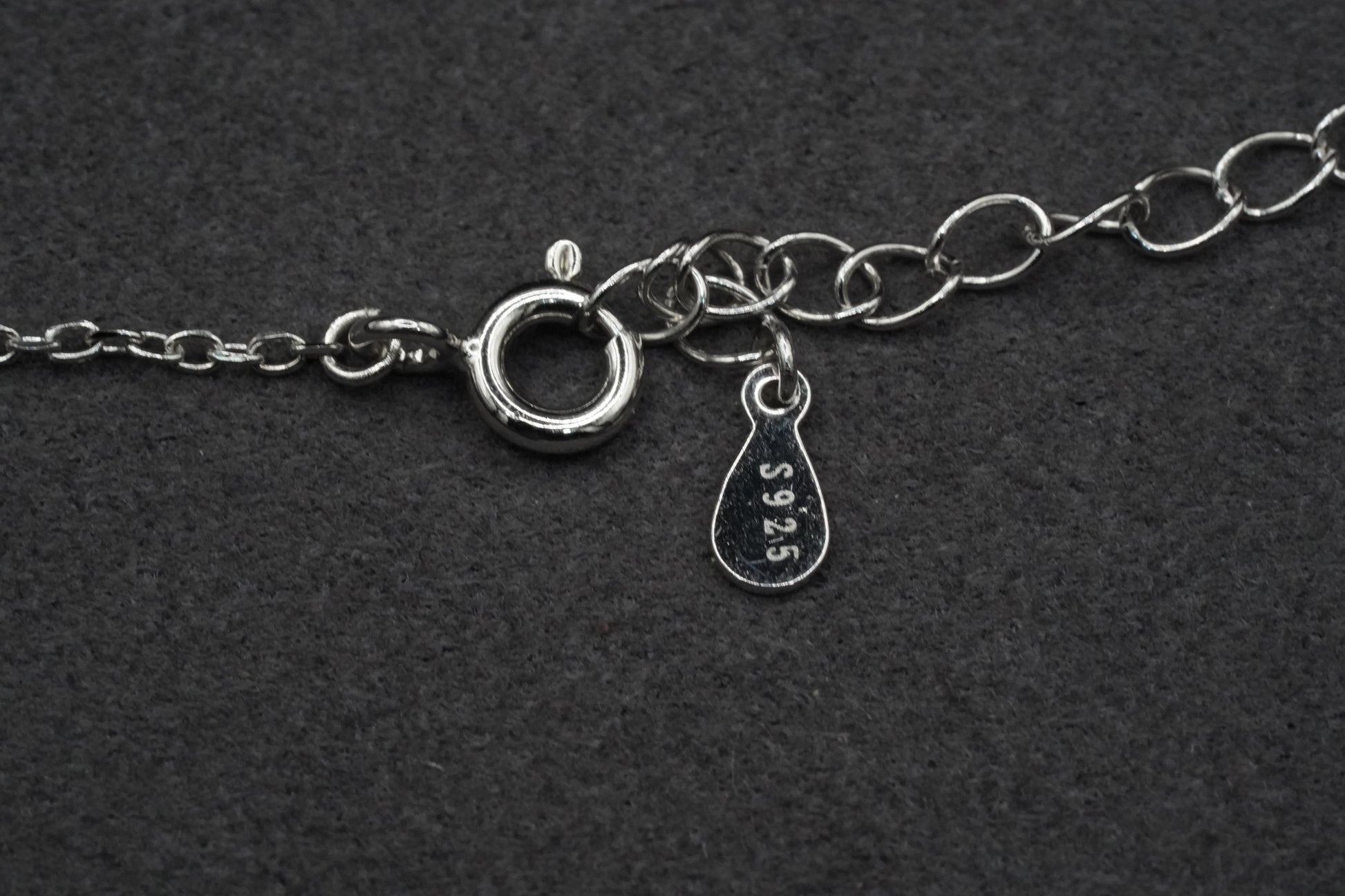 Der Federverschluss und der S925 Stempel für Sterling Silber 925