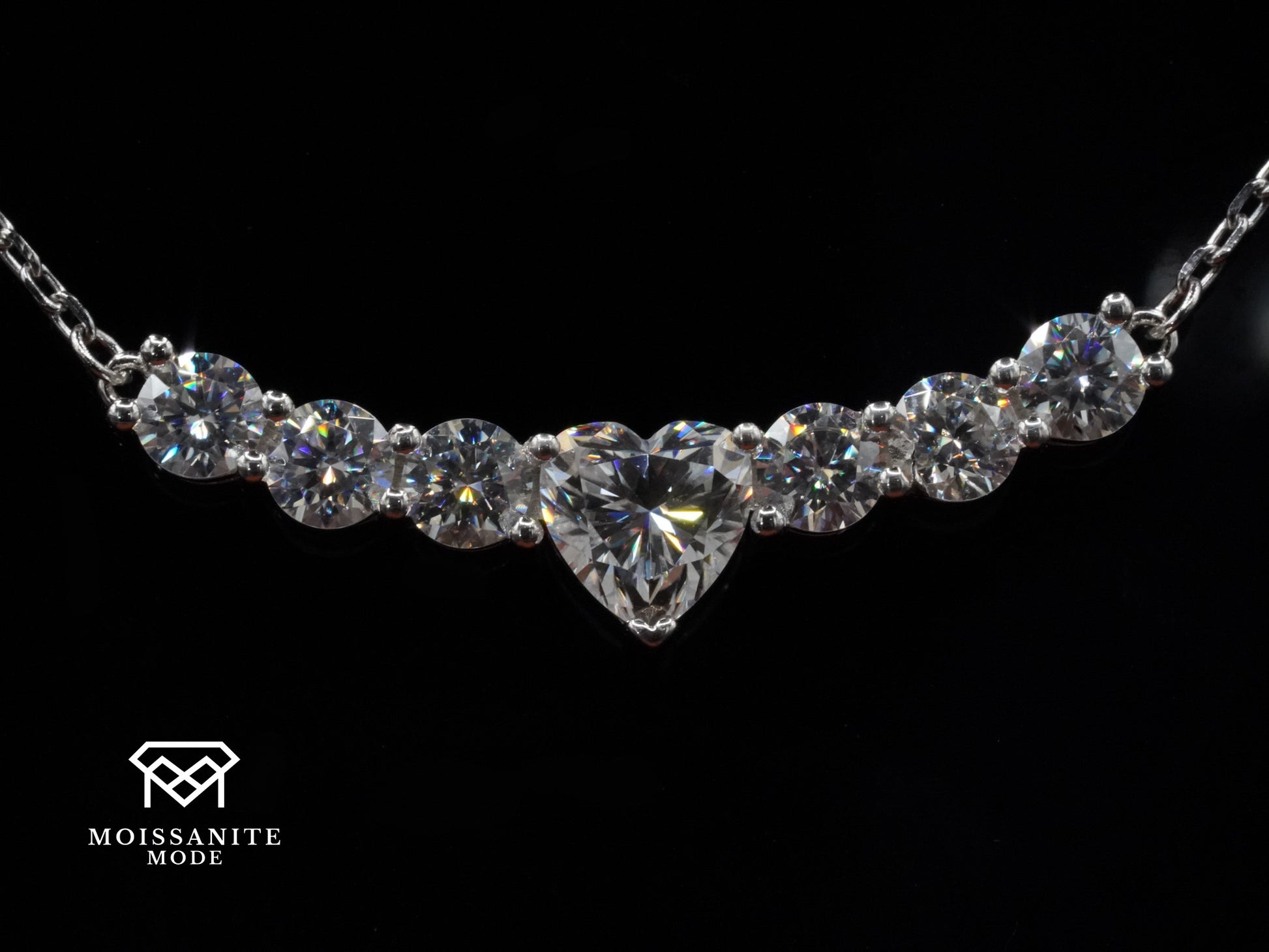 Moissanite Kette mit Herz Stein und runden Moissaniten