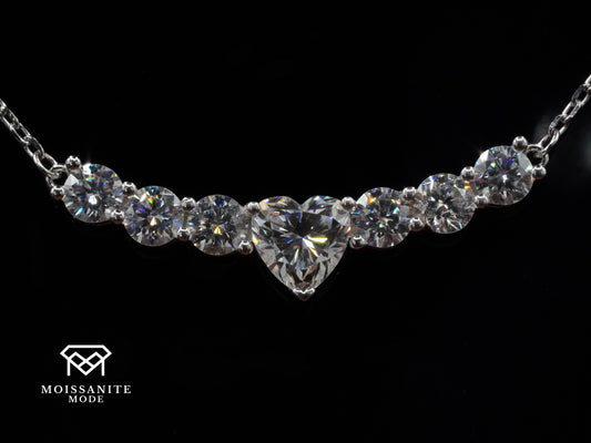 Moissanite Kette mit Herz Stein und runden Moissaniten