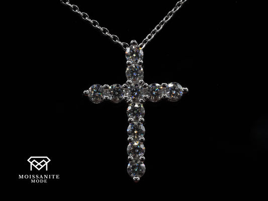 Silber Moissanite Kreuz mit Kette und 3mm Steinen