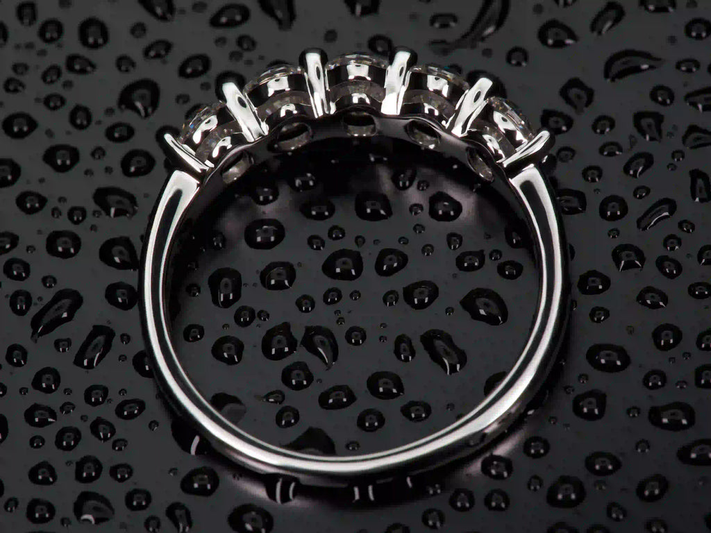 Echte Fotos: Moissanite Halb Eternity Ring von oben mit intensiv funkelnden ovalen Moissaniten – ein besonderes Geschenk für bleibende Erinnerungen.