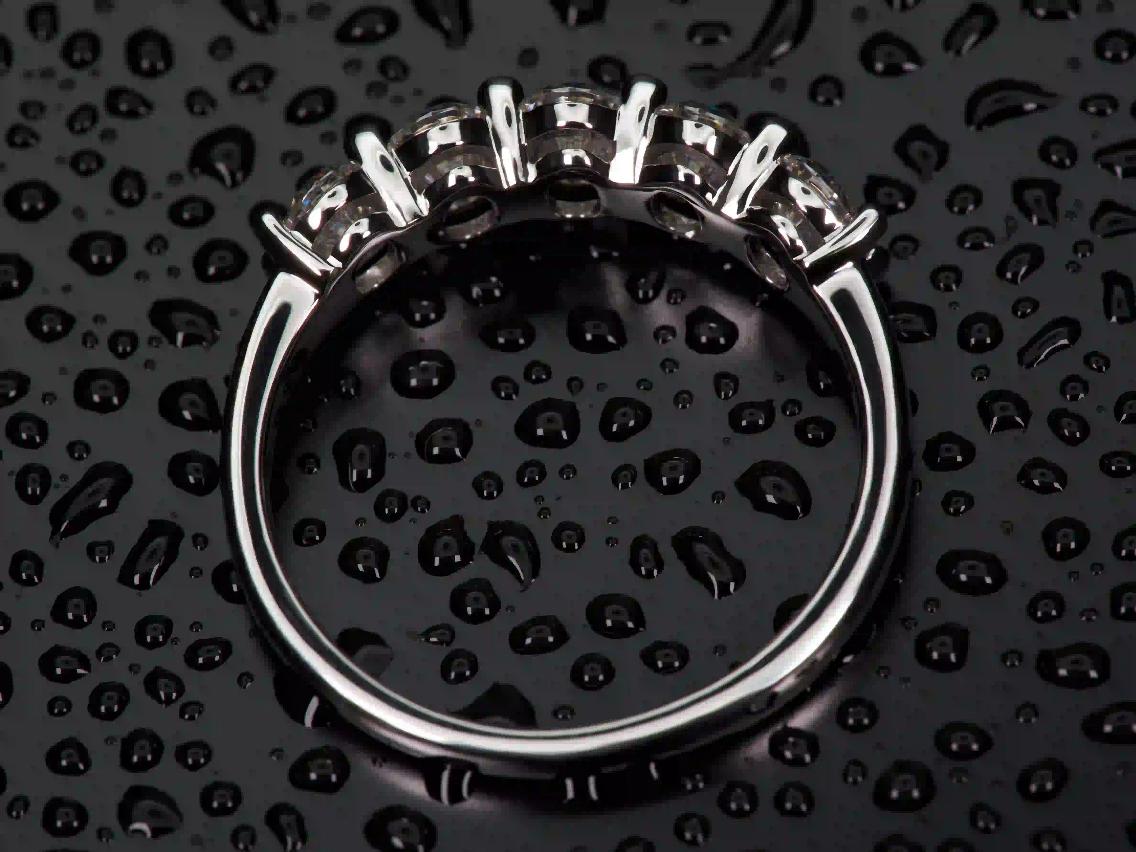 Echte Fotos: Moissanite Halb Eternity Ring von oben mit intensiv funkelnden ovalen Moissaniten – ein besonderes Geschenk für bleibende Erinnerungen.