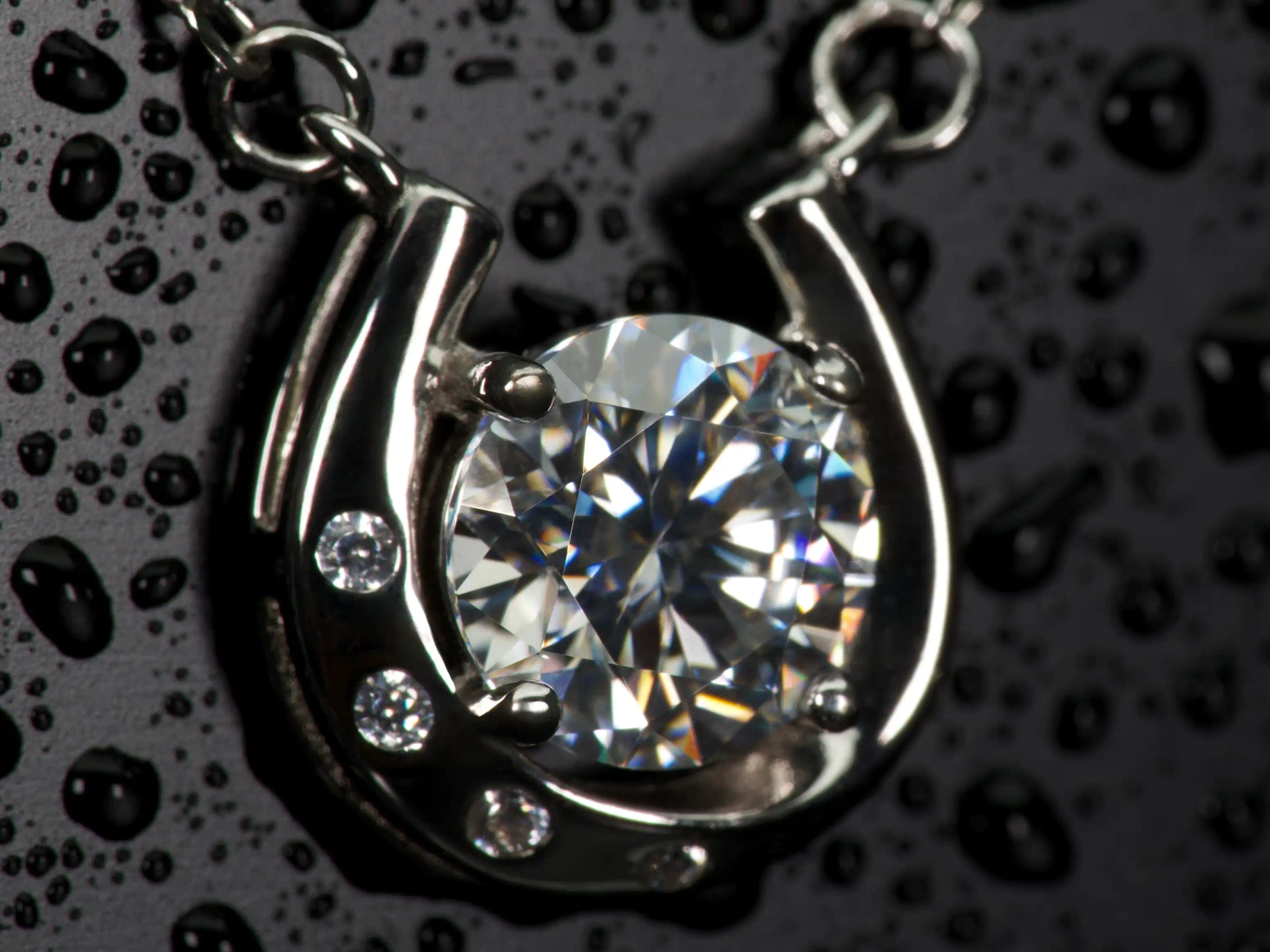 Echtes Foto der 1ct Moissanite Kette mit Hufeisen Anhänger – stärkeres Funkeln als klassische Diamanten