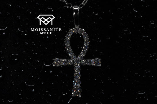 Moissanite Ankh Anhänger an einer Silber Kette