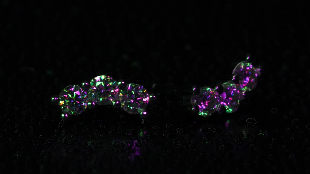 Moissanite Ohrringe im gebogenen Style mit drei Moissaniten pro Ohrring