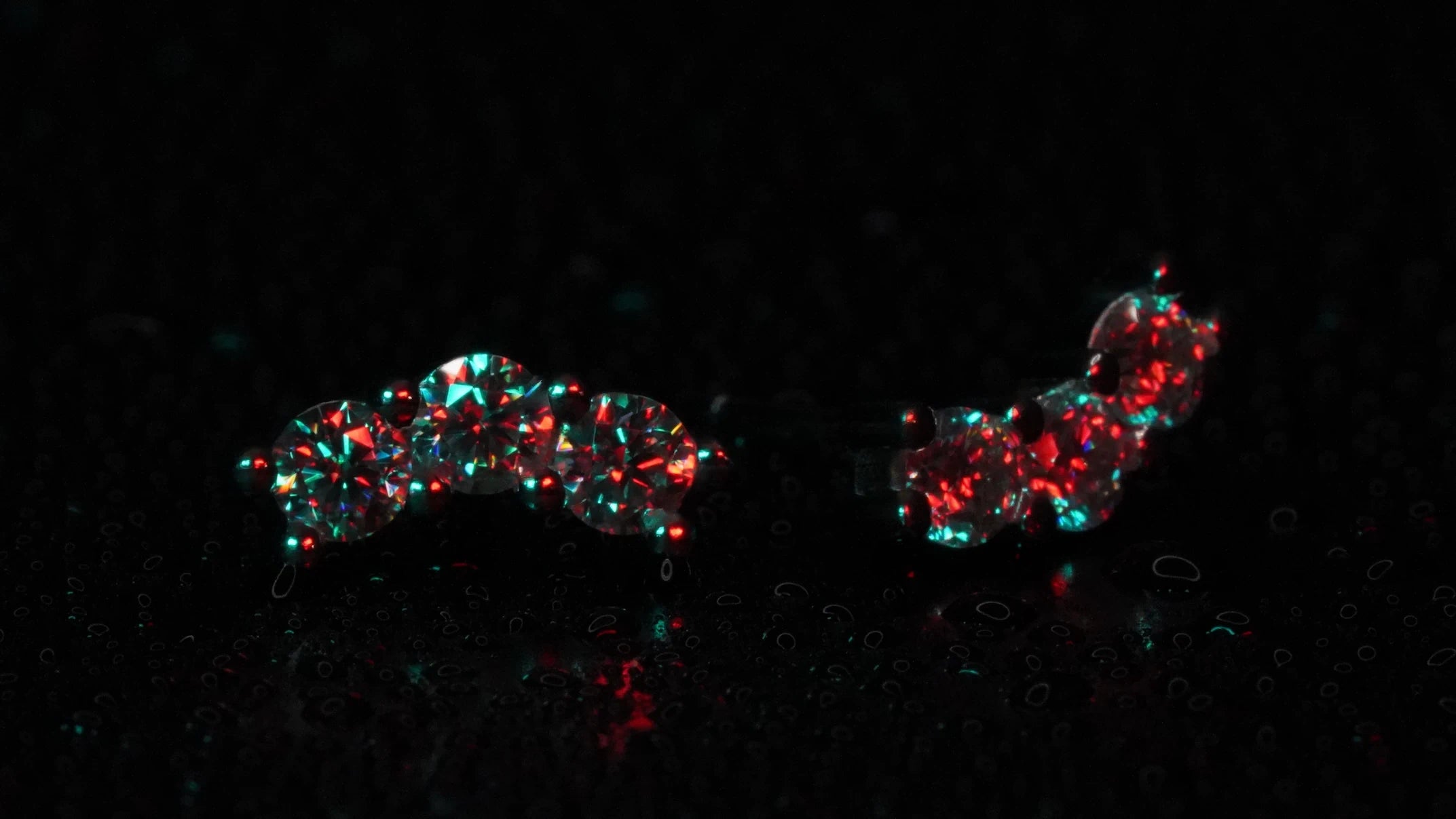 Moissanite Ohrringe funkelnd im dunkeln rot licht mit vollem Glanz und feuer
