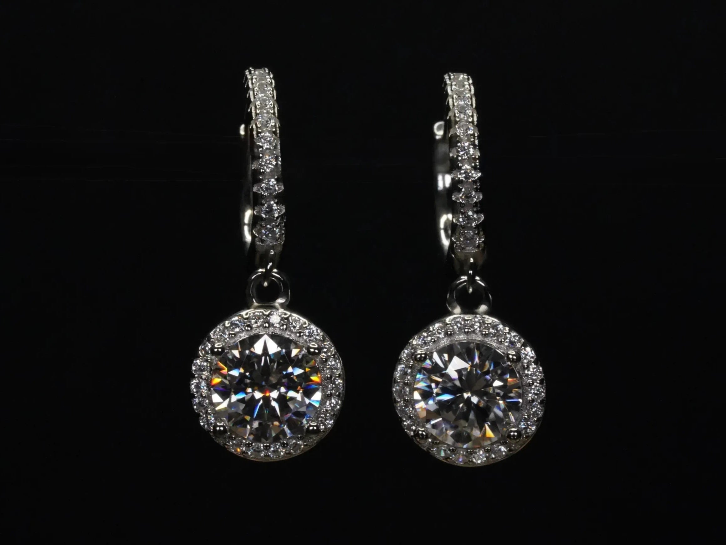 Hängende Moissanite Halo Ohrringe bei Moissanite Mode dem Moissanite Schmuck Shop