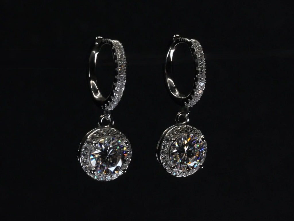 Runde Moissanite Halo Ohrringe mit mini Creolen an denen Zirkone gefasst sind