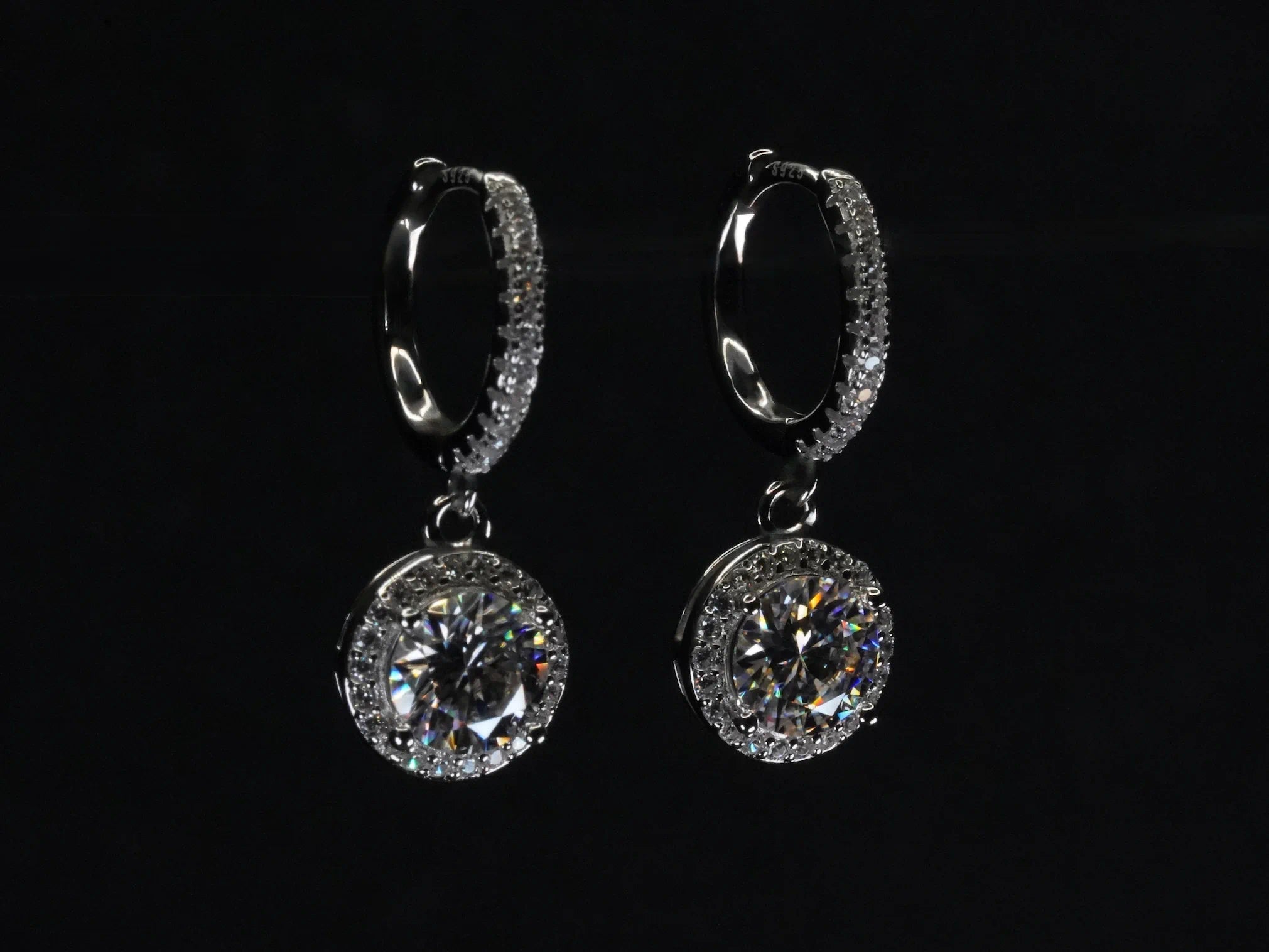 Runde Moissanite Halo Ohrringe mit mini Creolen an denen Zirkone gefasst sind