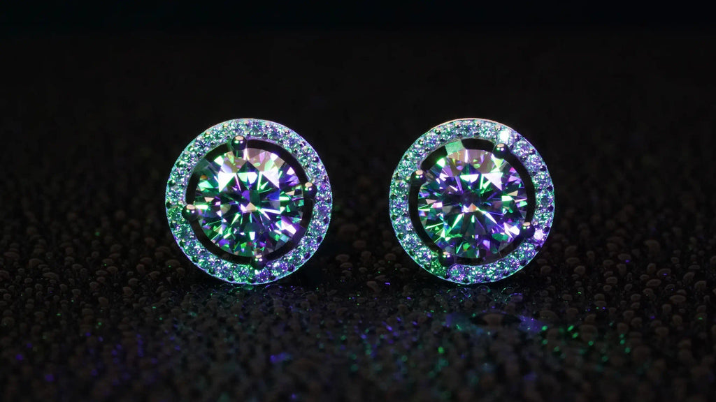 Funkelnde Moissanite Halo Ohrstecker mit Zrikon Halo in runder form. Funkelnd in Lila-Licht