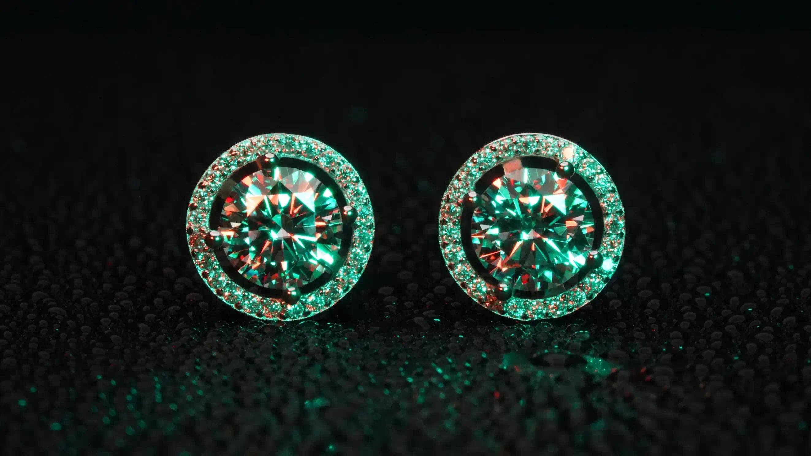Strahlende Moissanite Ohrringe aus Sterling Silber in farbigem Licht bei Moissanite Mode