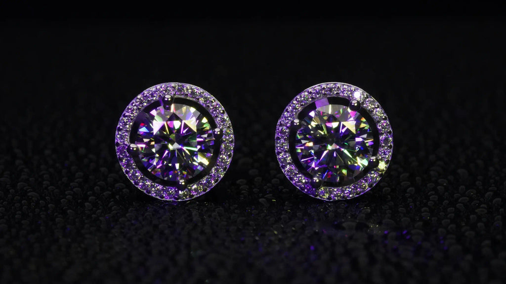 Halo Moissanite Ohrringe funkelnd in Lila und Gelb Licht mit klar sichtbaren Facetten.