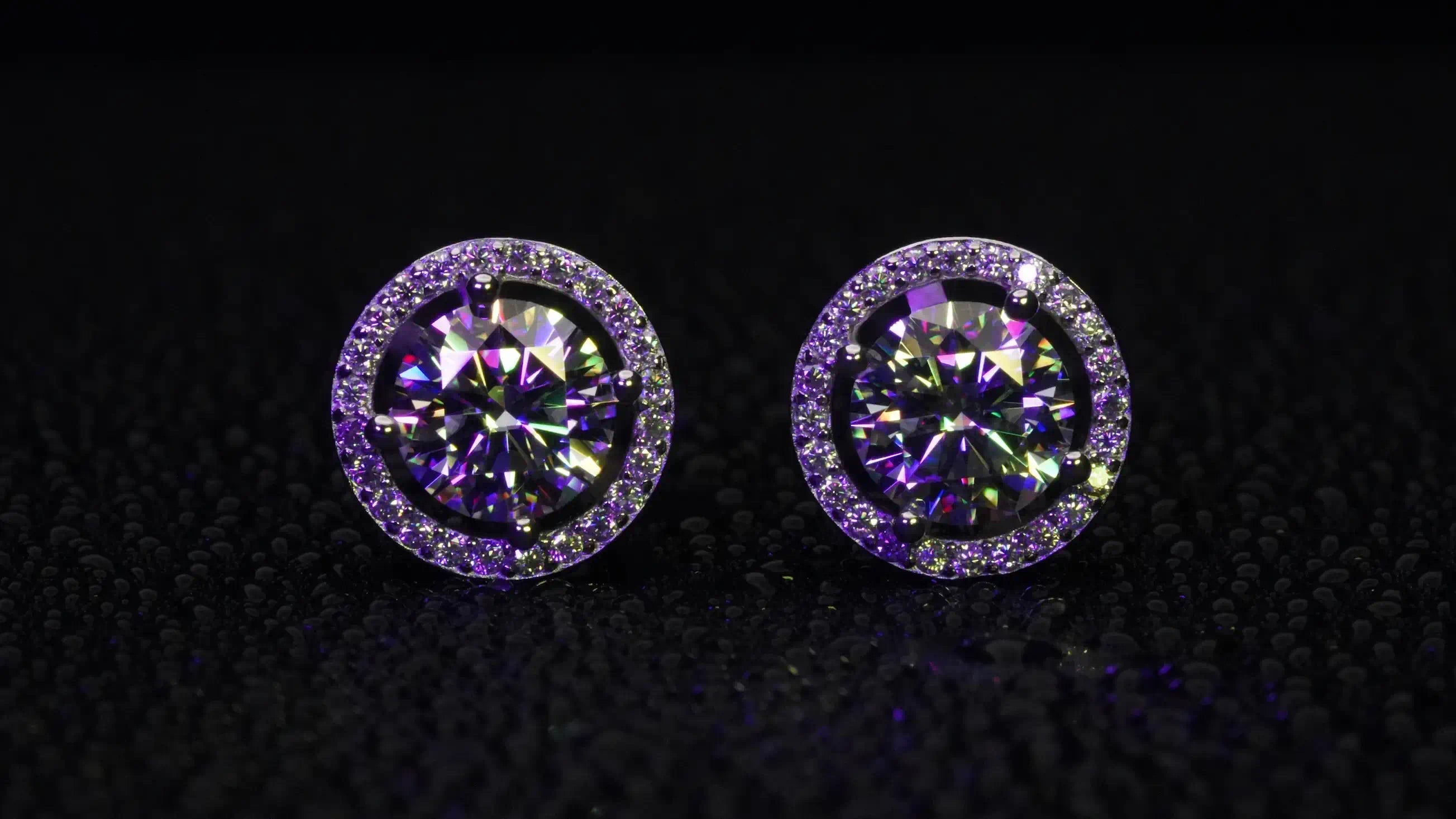 Halo Moissanite Ohrringe funkelnd in Lila und Gelb Licht mit klar sichtbaren Facetten.