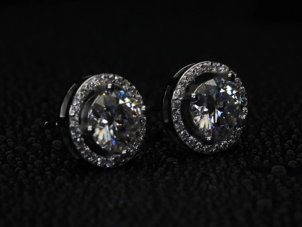 Moissanite Halo Ohrstecker mit Großen Moissanit Stein und kleinen Seitensteinen