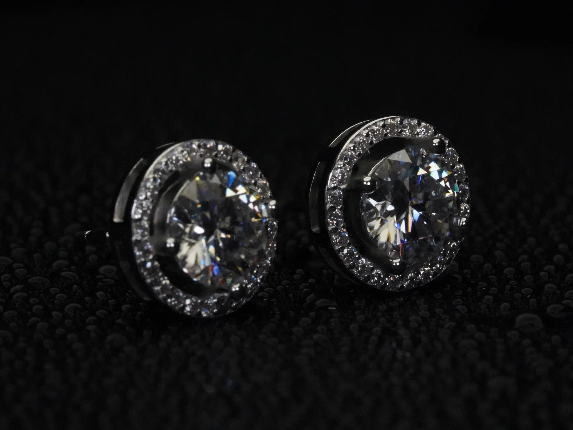 Moissanite Halo Ohrstecker mit Großen Moissanit Stein und kleinen Seitensteinen