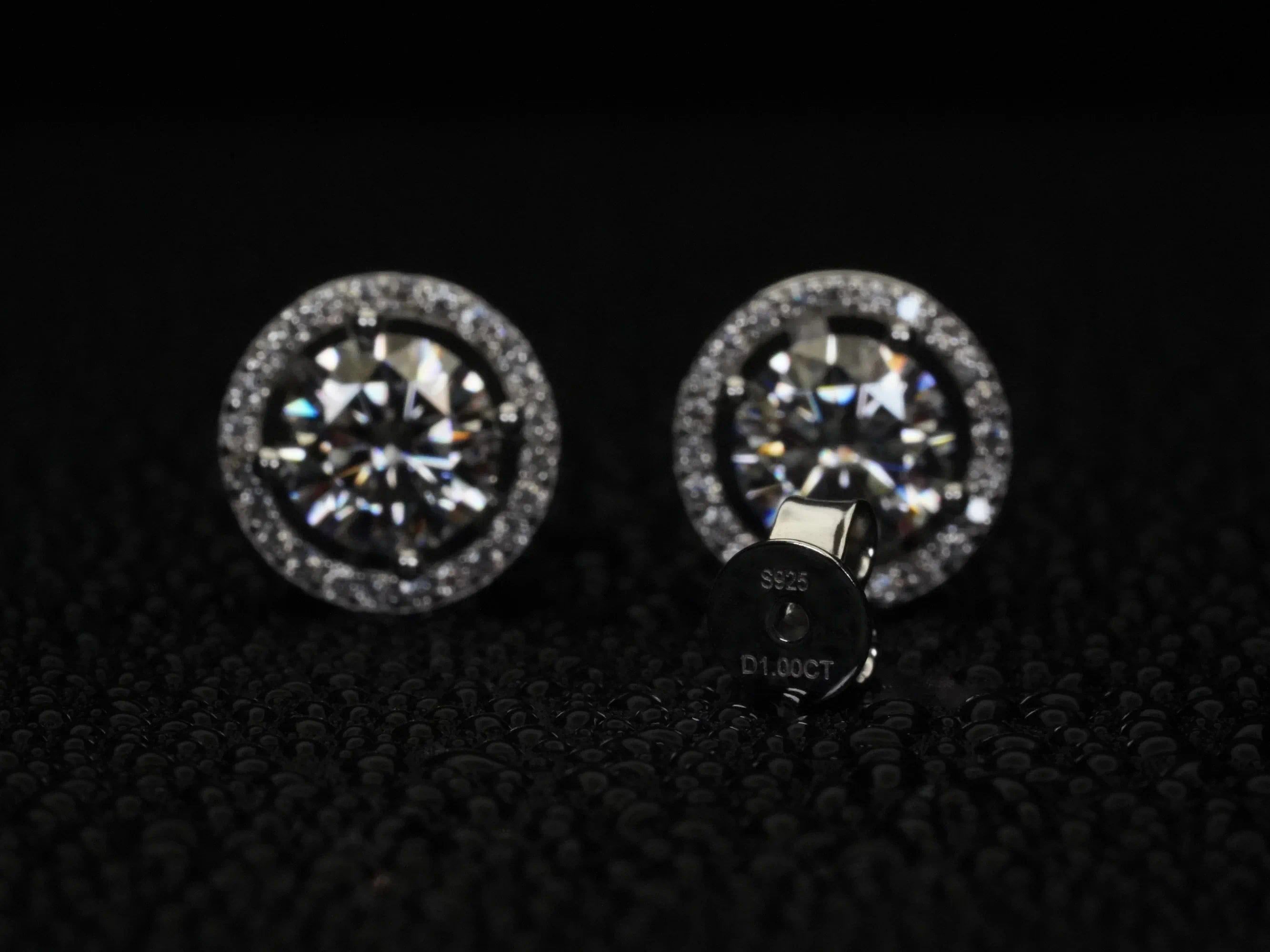 Stempel für S925 Sterling Silber und D 1.00 Ct Moissanite auf dem Butterfly Verschluss
