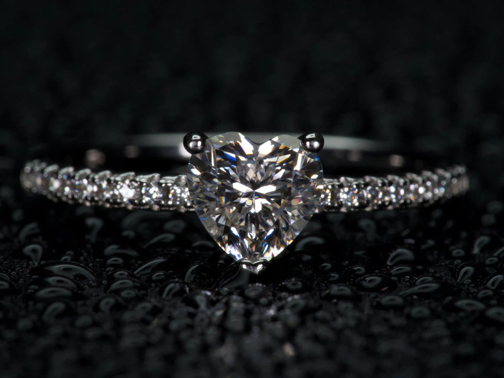 Moissanite Ring mit 1ct Moissanite Herz Schliff gefasst in Sterling Silber