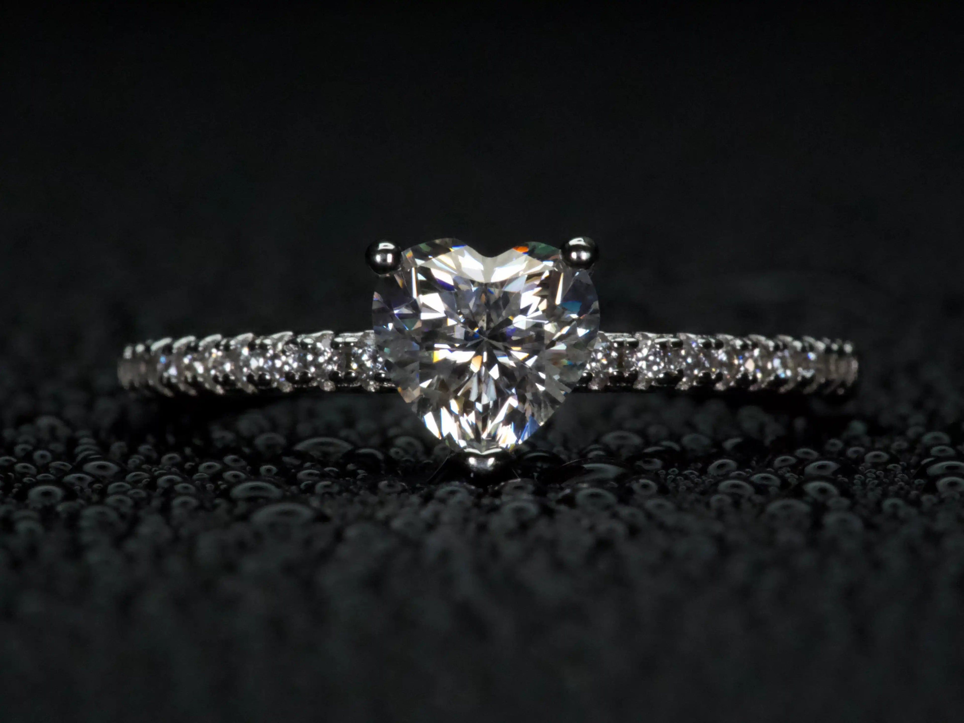 Moissanite Ring mit 1ct Moissanite Herz Schliff gefasst in Sterling Silber