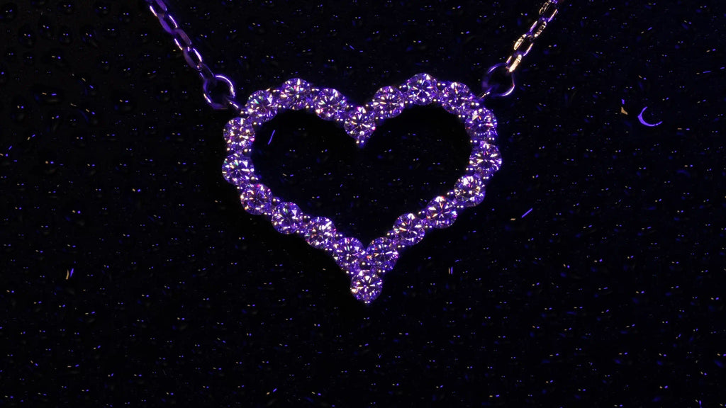 Moissanite Herz Anhänger mit kleinen Moissanite Steinen in Lila Licht
