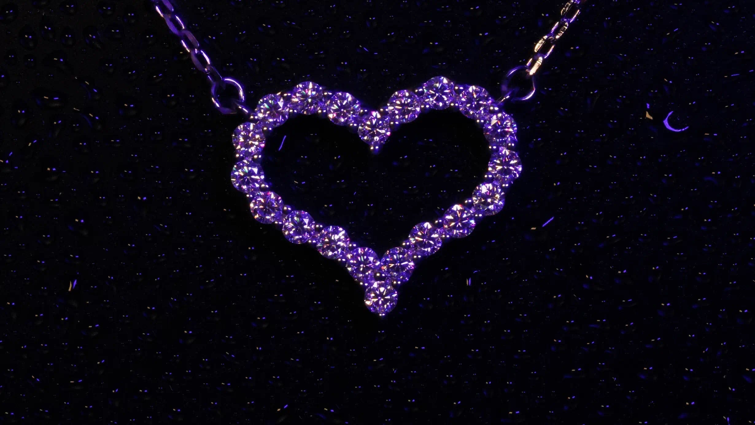 Moissanite Herz Anhänger mit kleinen Moissanite Steinen in Lila Licht