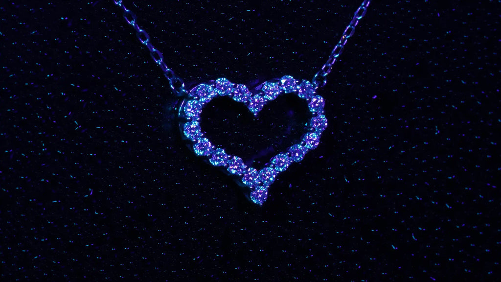 Moissanite Kette mit 2mm Moissanite Steinen in Herz Form in Blau Licht 