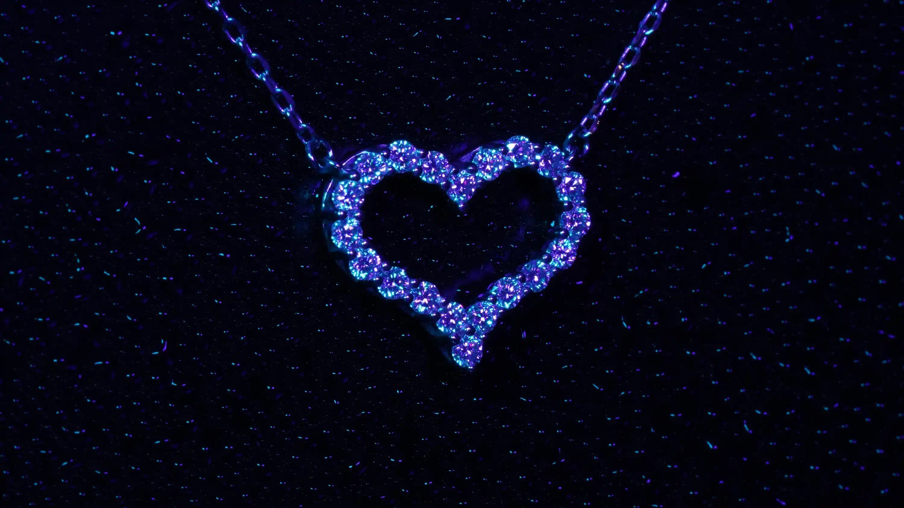 Moissanite Kette mit 2mm Moissanite Steinen in Herz Form in Blau Licht 