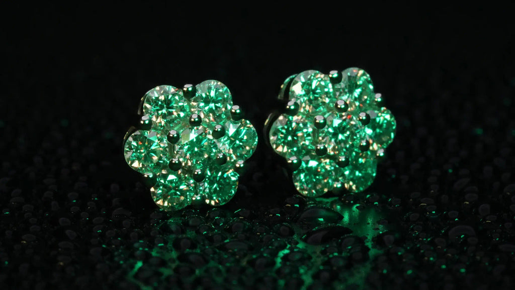 Strahlende Moissanite Ohrringe mit je 5mal einen 3mm Moissaniten in Silber gefasst.
