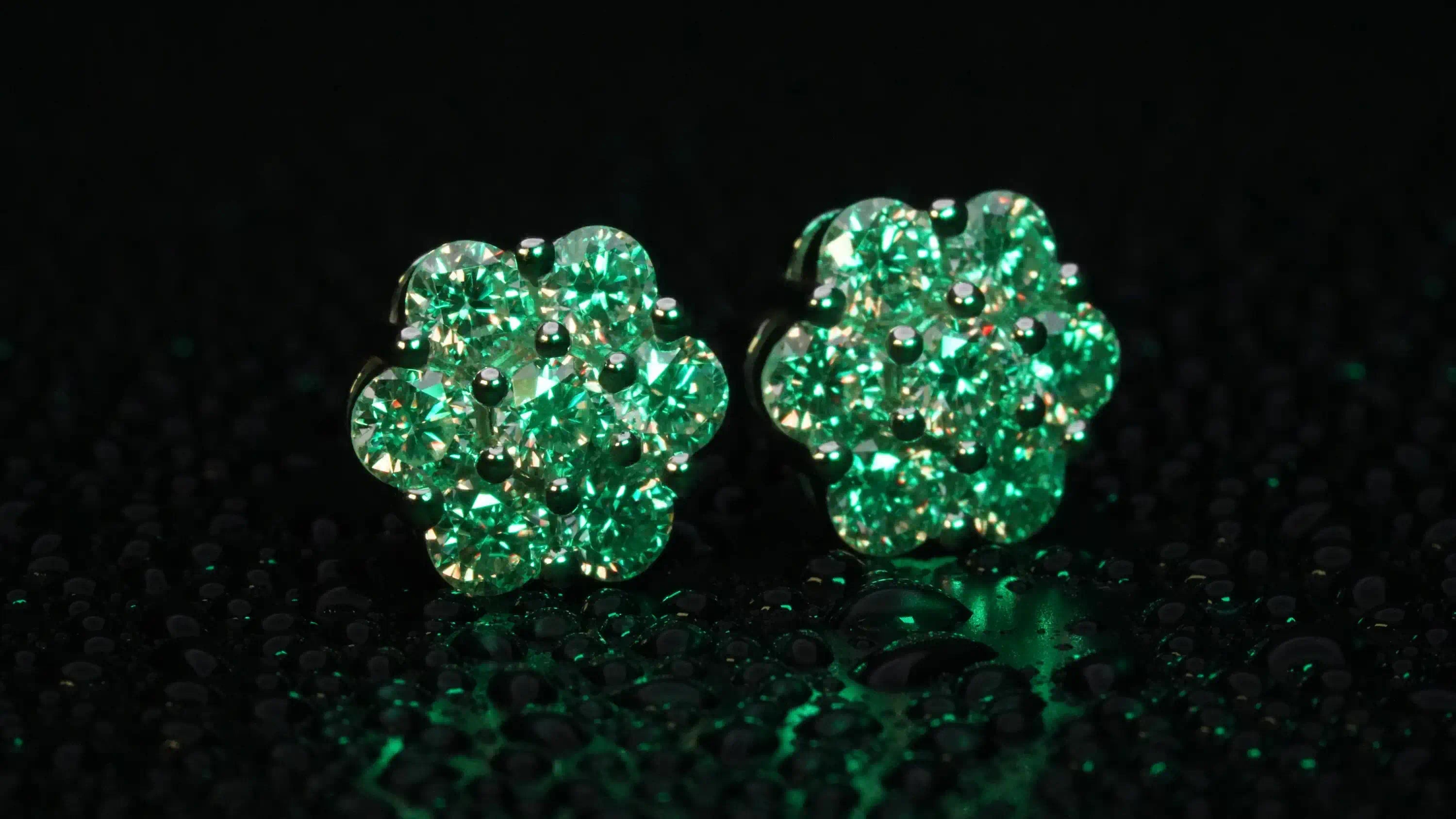Strahlende Moissanite Ohrringe mit je 5mal einen 3mm Moissaniten in Silber gefasst.