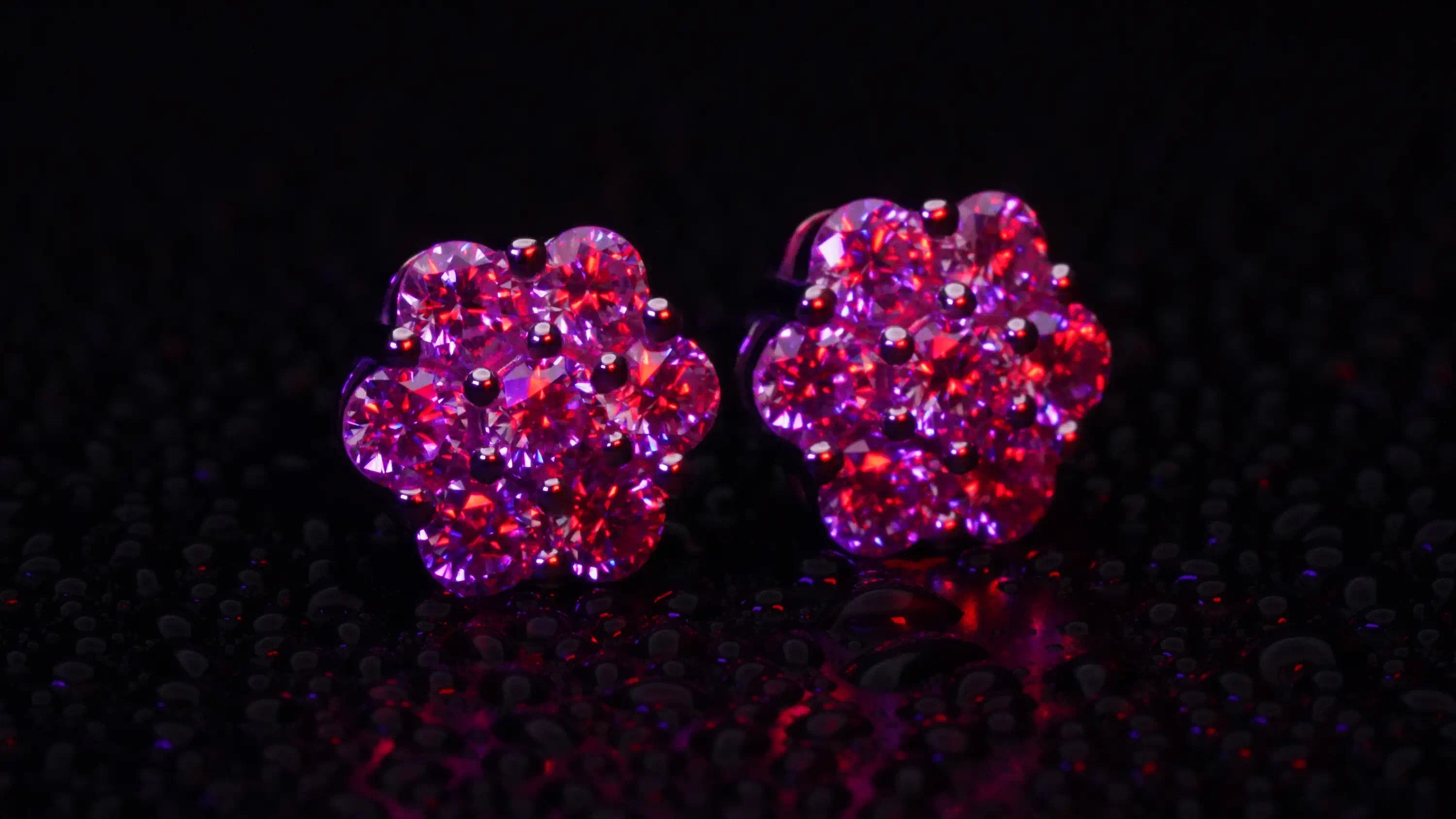 Moissanite Schmuck Ohrringe Funkeln in Orange und Rot-Licht. Gefasst in Silber.