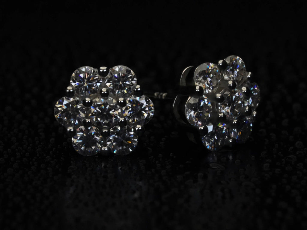 Iced Out Moissanite Ohrstecker mit vielen kleinen Moissaniten in runter Anordnung
