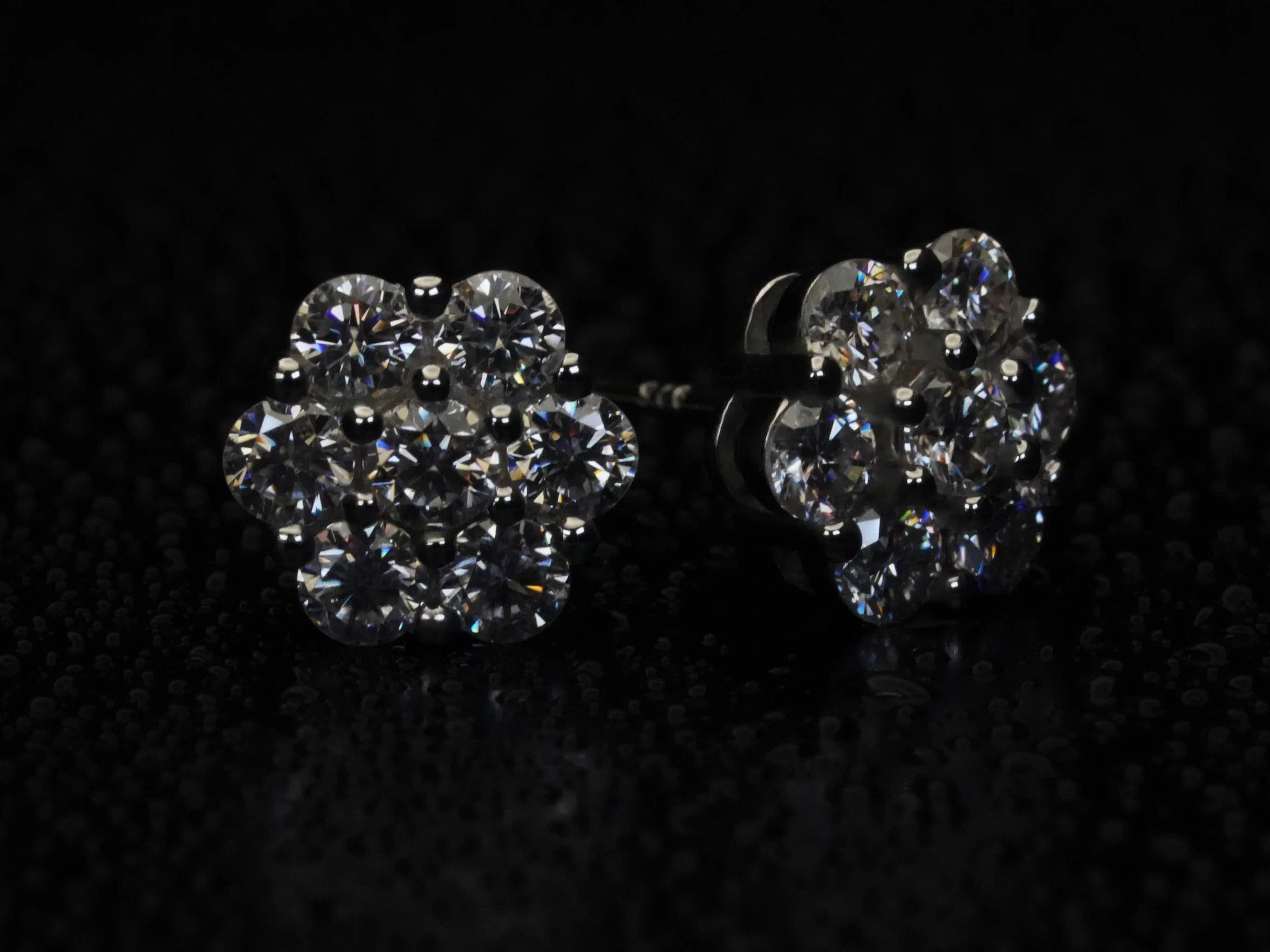 Iced Out Moissanite Ohrstecker mit vielen kleinen Moissaniten in runter Anordnung