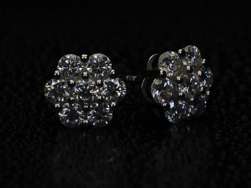 Iced Out Moissanite Ohrstecker mit vielen kleinen Moissaniten in runter Anordnung