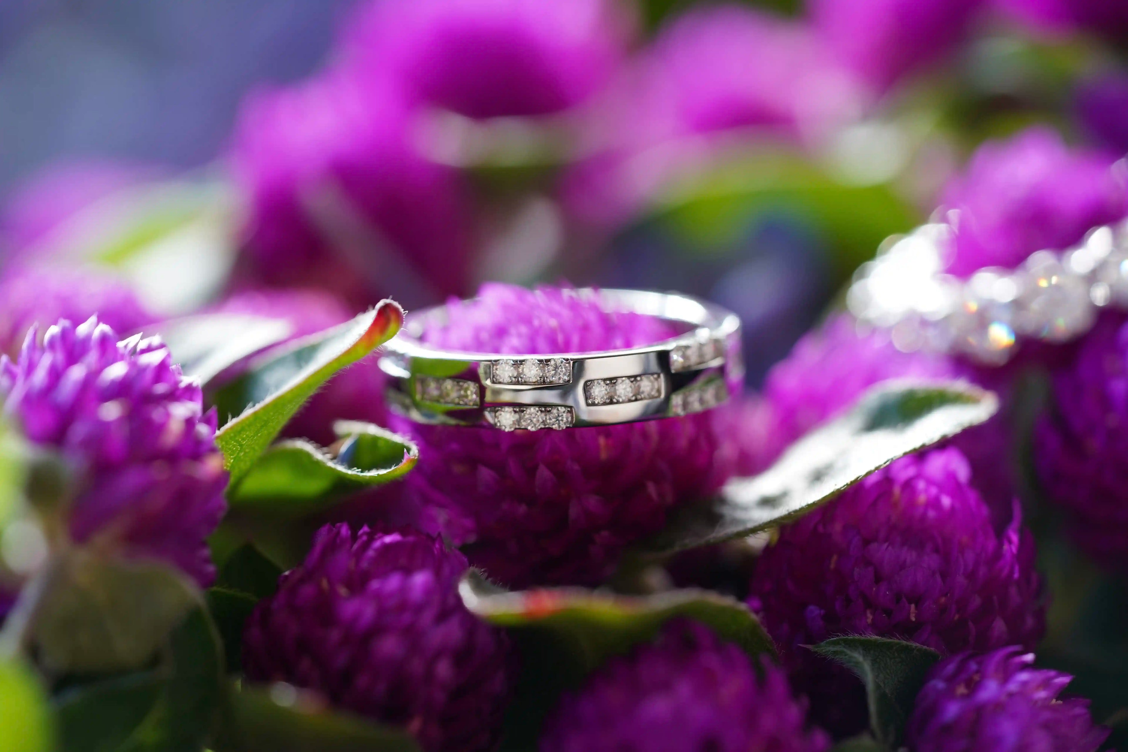 Moissanite Ring Strahlend auf einer Blume mit funkelnden 1mm Moissanite Steinen
