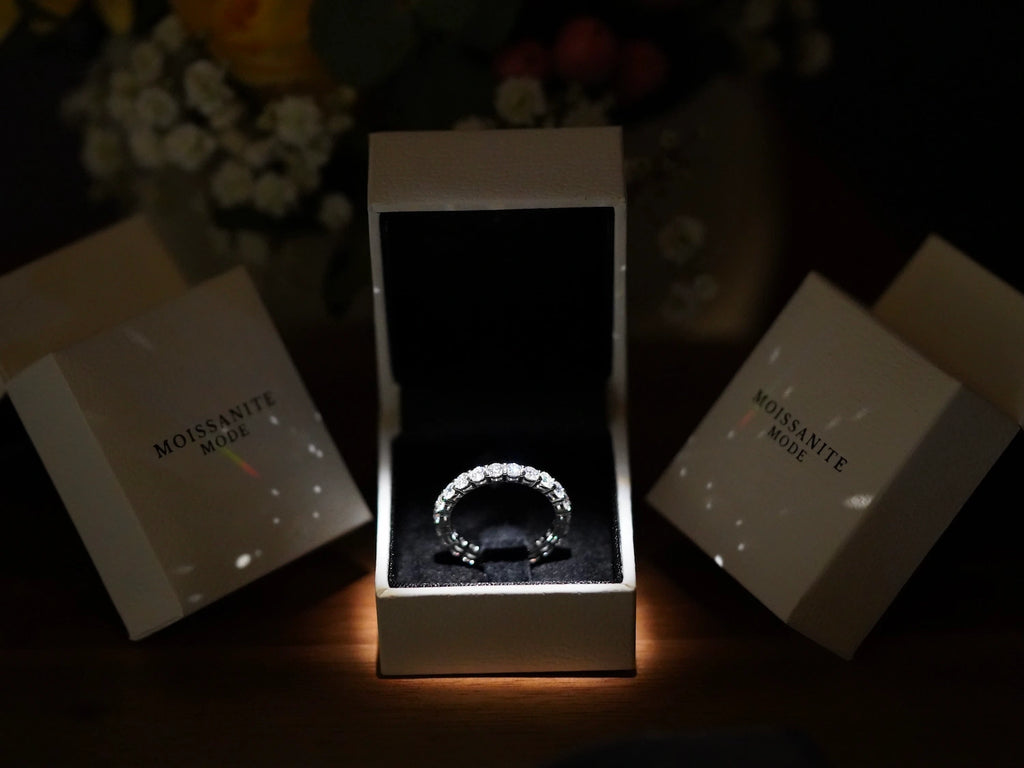 Moissanite Eternity-Ring mit 3 mm Steinen in Schmuckbox – präsentiert in edler Verpackung, vollständig gefasst in 925 Silber, ideal als Geschenk oder Schmuckstück mit Bedeutung