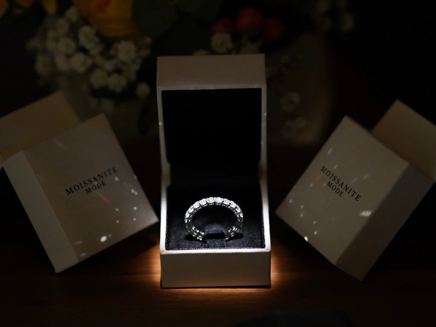 Moissanite Eternity-Ring mit 3 mm Steinen in Schmuckbox – präsentiert in edler Verpackung, vollständig gefasst in 925 Silber, ideal als Geschenk oder Schmuckstück mit Bedeutung