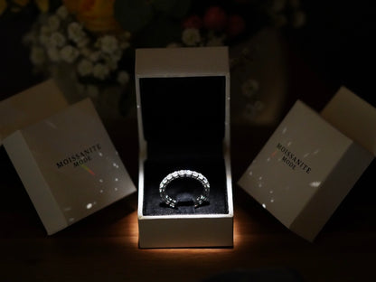 Moissanite Eternity-Ring mit 3 mm Steinen in Schmuckbox – präsentiert in edler Verpackung, vollständig gefasst in 925 Silber, ideal als Geschenk oder Schmuckstück mit Bedeutung