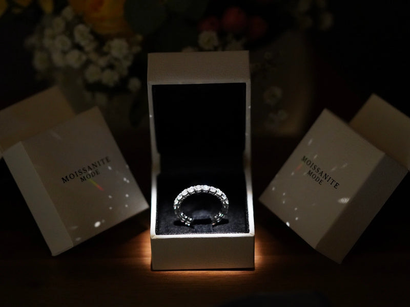 Moissanite Eternity-Ring mit 3 mm Steinen in Schmuckbox – präsentiert in edler Verpackung, vollständig gefasst in 925 Silber, ideal als Geschenk oder Schmuckstück mit Bedeutung