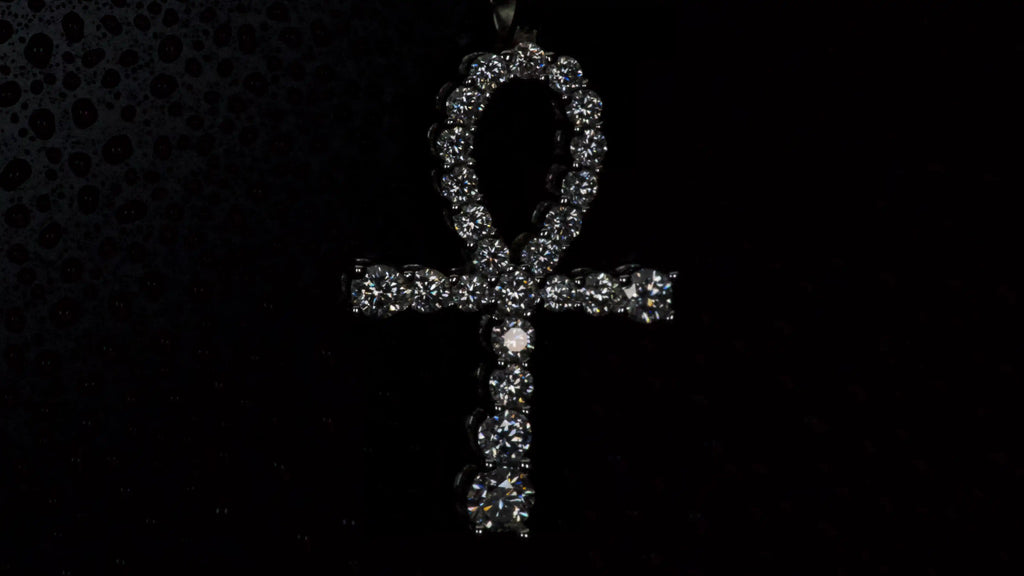 Macro aufnähme im Dunkeln von Moissanite Schmuck Anhänger im Ankh Design