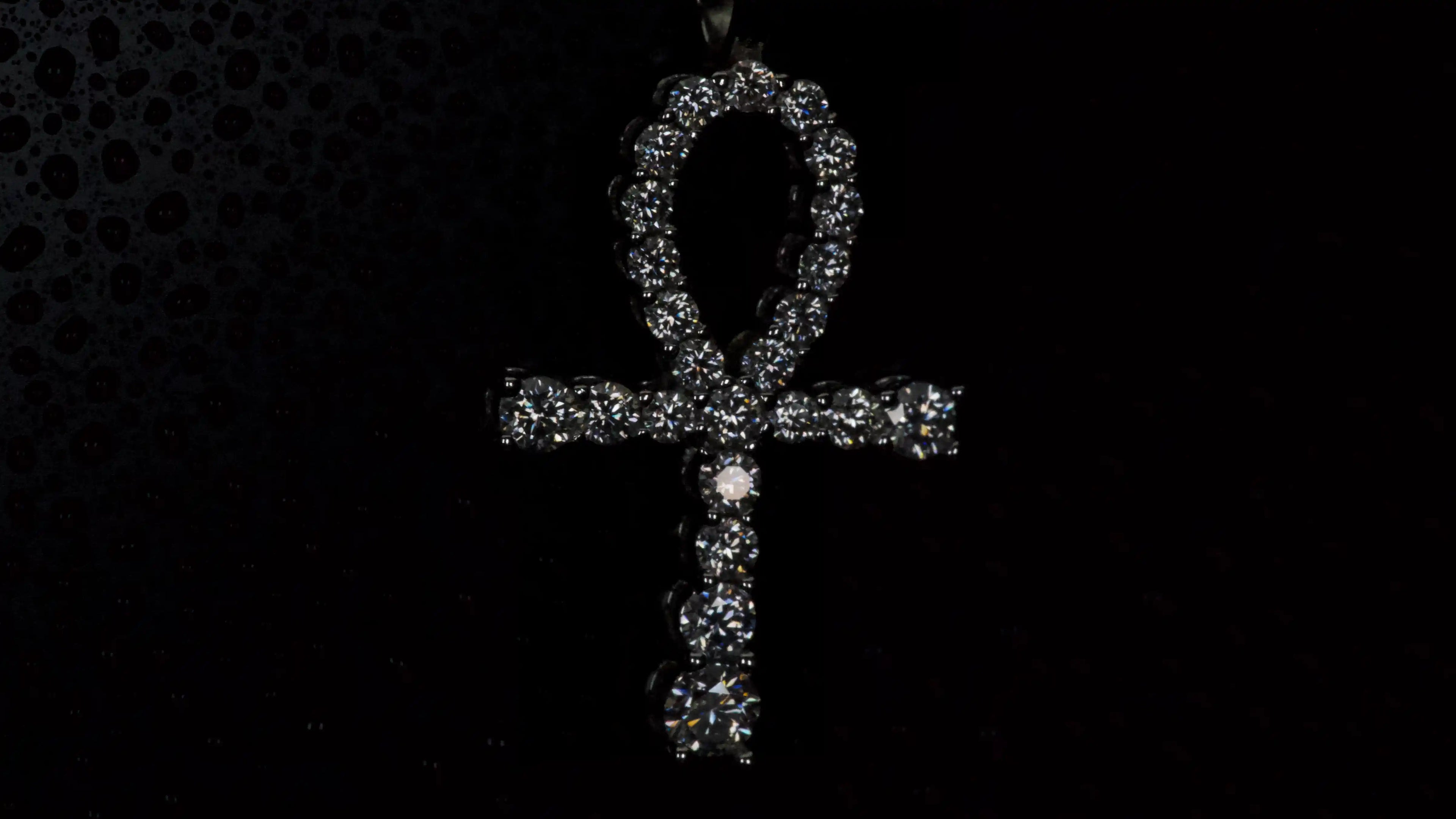 Macro aufnähme im Dunkeln von Moissanite Schmuck Anhänger im Ankh Design