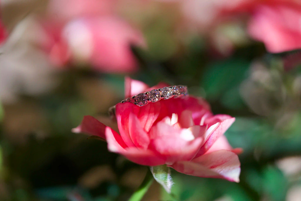 Große Strahlende Moissanite Schmuck Creolen mit Steinen auf beiden Seiten nach vorne gerichtet. 
