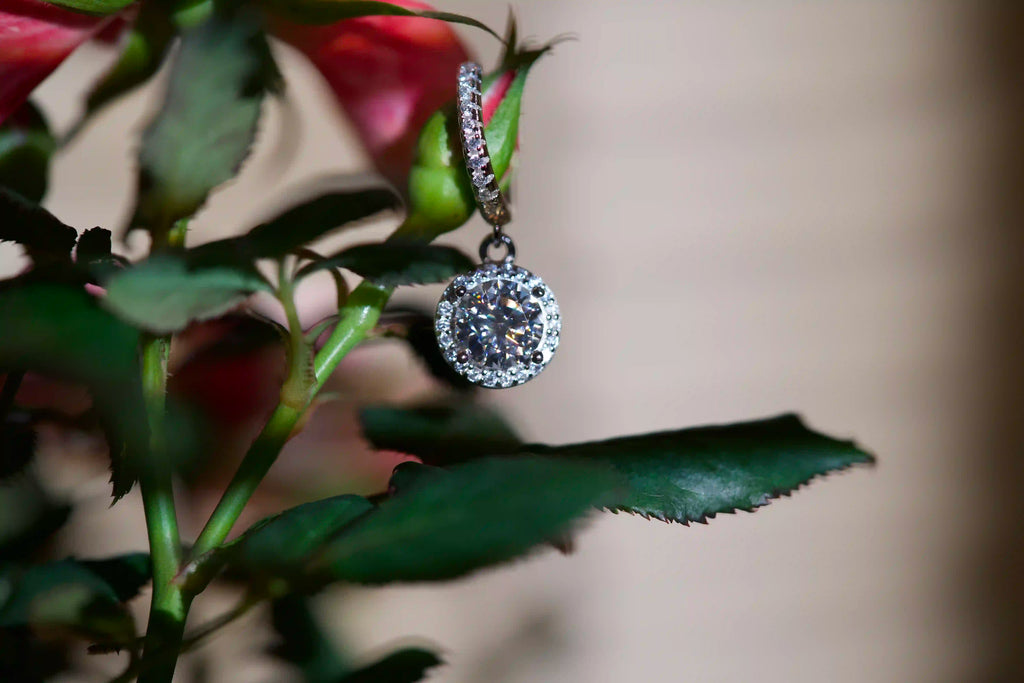Elegante Moissanite Creolen mit 1ct Moissanite Brillant und Zirkonia Nebensteinen