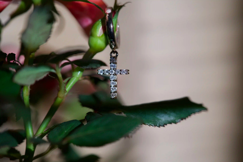 Edle Moissanite Kreuz Ohrringe mit einem Kreuz aus Moissanite Schmuck Steinen gefasst in Sterling Silber
