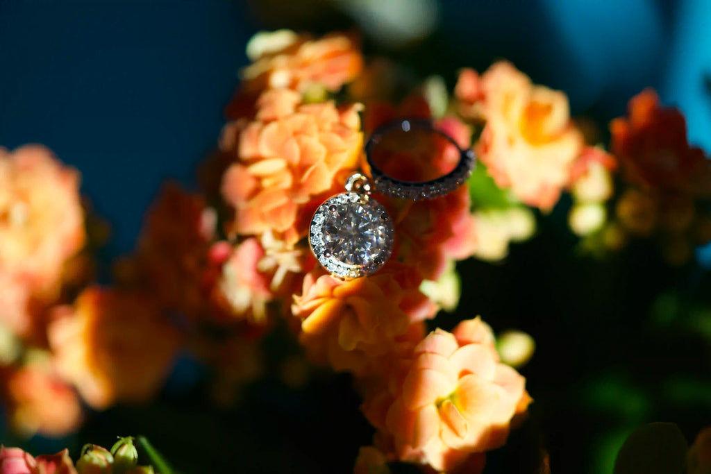 Stark scheinender 1ct Moissanite gefasst in einem Halo von Zirkoni Steinen in Sterling Silber