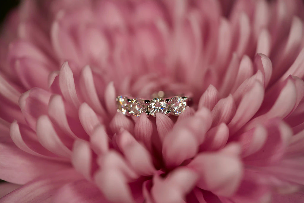 Echte Fotos von kleinen Moissanite Mini Creolen Huggie Ohrsteckern im echten Licht. Stärkeres Funkeln als bei Diamanten mit intensivem Feuer und diamantähnlicher Härte für langlebigen Glanz im Alltag. Kleine funkelnde Huggie Ohrstecker aus 925 Silber und 18K Weißgold als besonderes Geschenk das lange in Erinnerung bleibt.